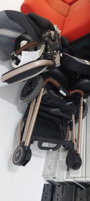 Carrinho de bebé e cadeiras
