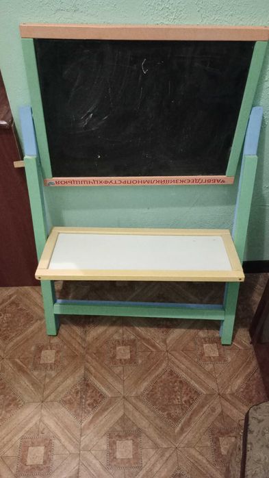 Детский двухсторонний деревянный мольберт.