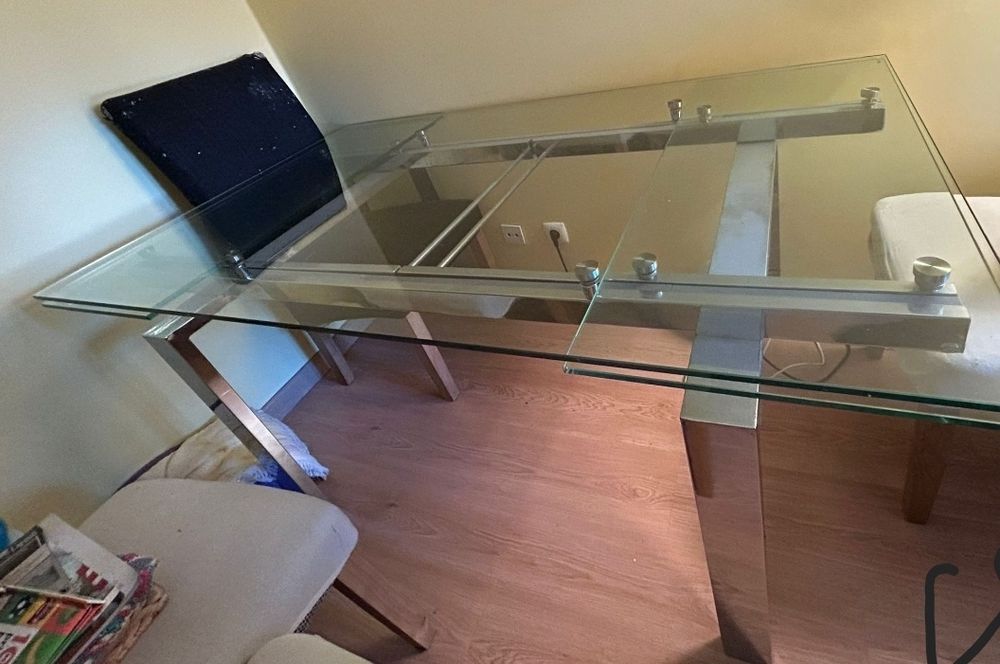Mesa em vidro e aço inoxidável