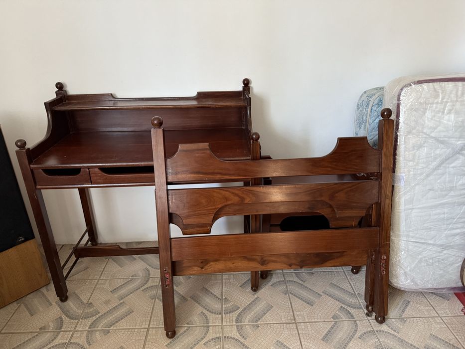 Vendo cama mais escrivaninha mais mesa de cabeceira