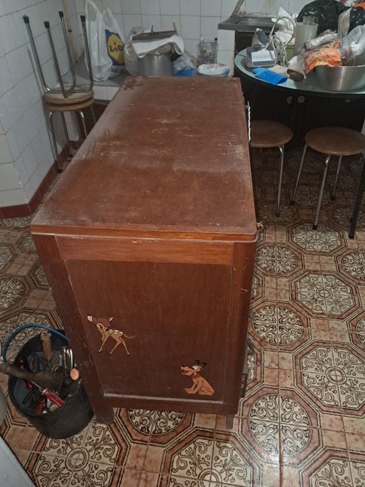 Comoda em madeira com quatro gavetas