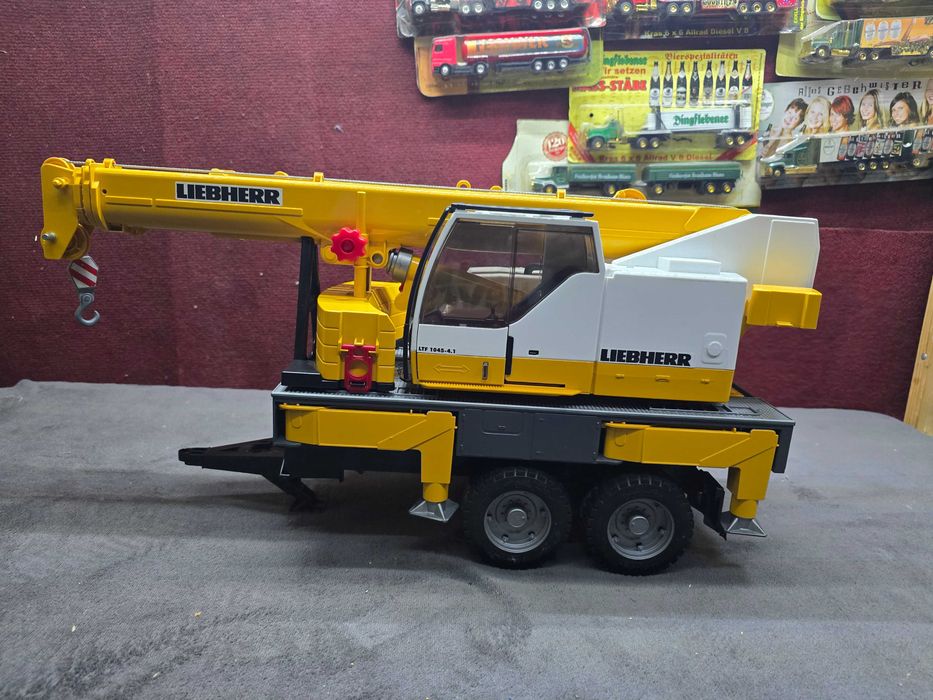 Bruder dźwig Liebherr na przyczepie do traktorów