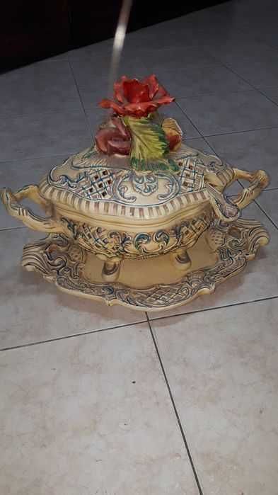 Terrina antiga com prato grande