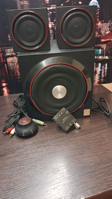 Акустическая  система  с усилителем .