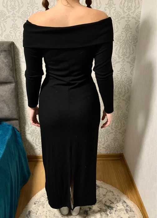 Черное платье в рубчик