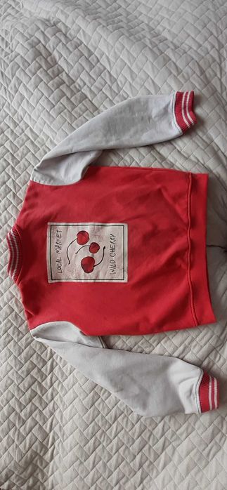 Malinowo-biala bluza zapinana na guziki