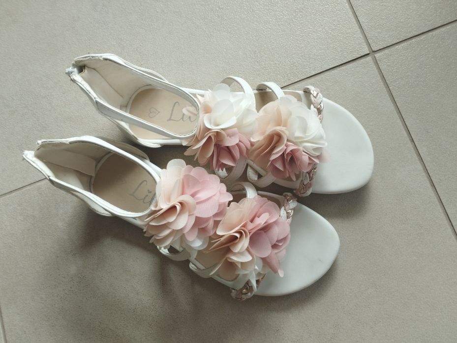 Białe sandały z kwiatkami