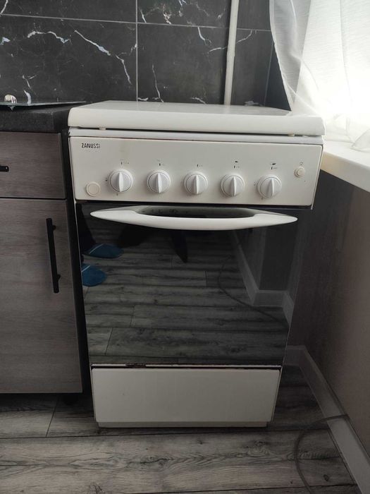 Продам газовую плиту Zanussi