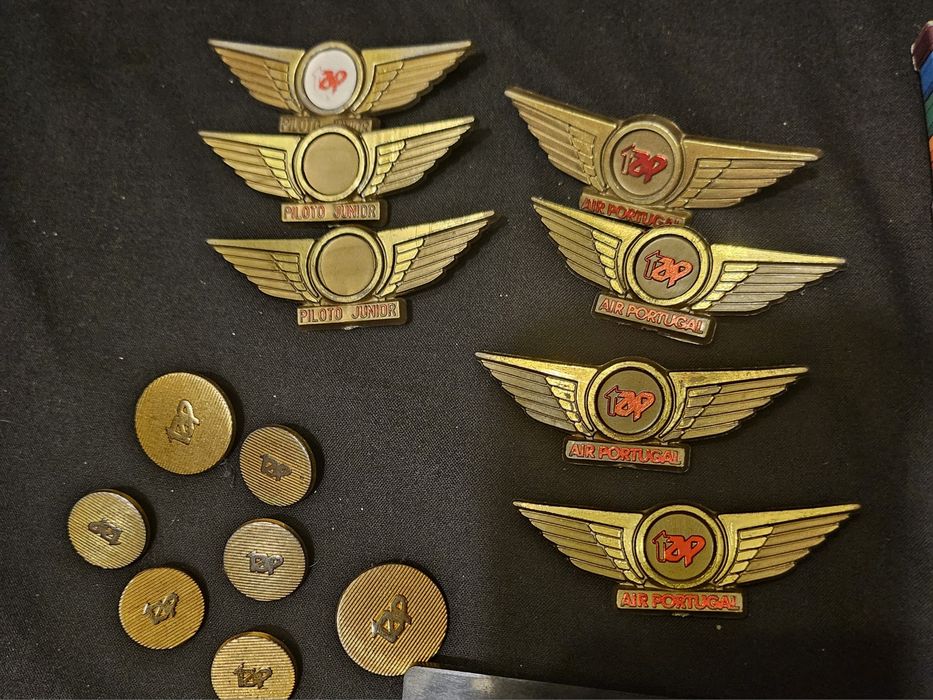 Casaco com etiqueta, botões de punho e crachás de Comissário de Bordo