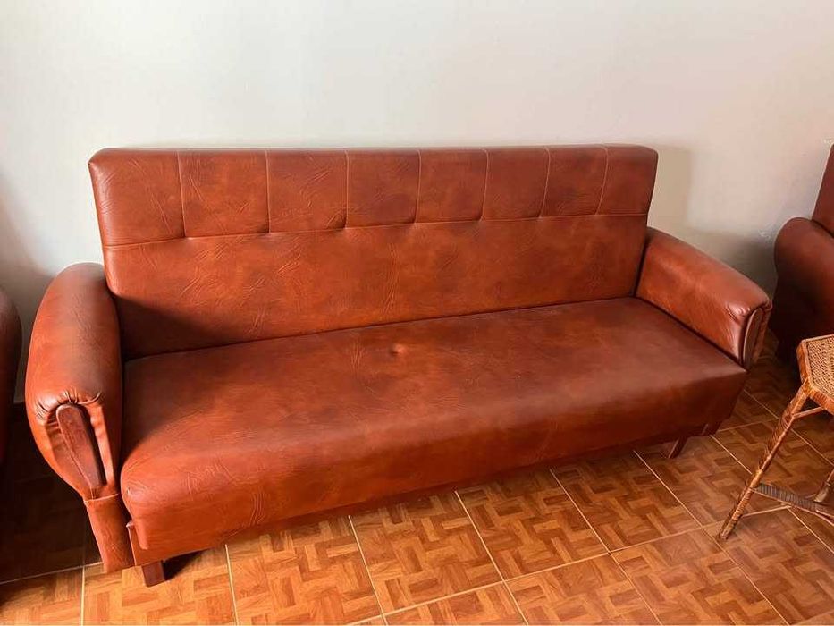 Sofá em pele e duas poltronas