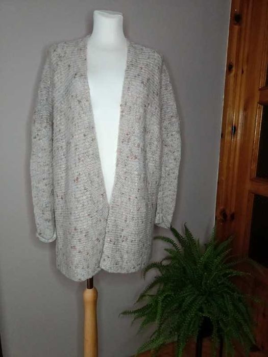 Sweter może służyć jako płaszcz. bardzo miło