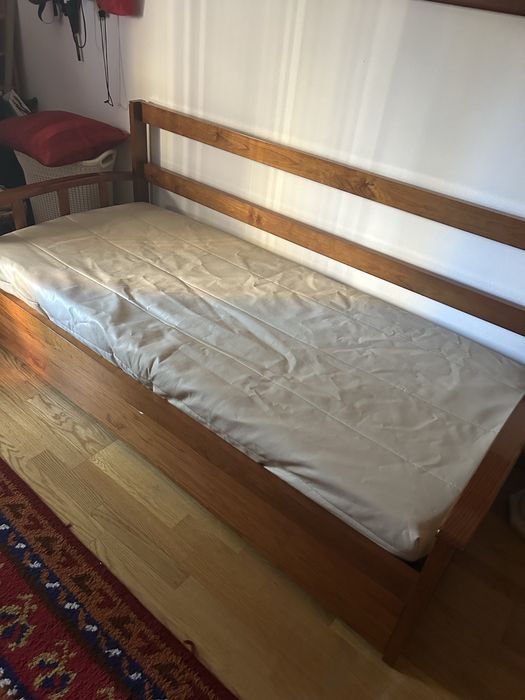 Sofa cama, braços de madeira e forro de pele 1,85x85cm