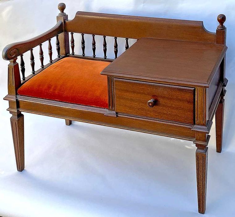 Móvel de apoio com assento