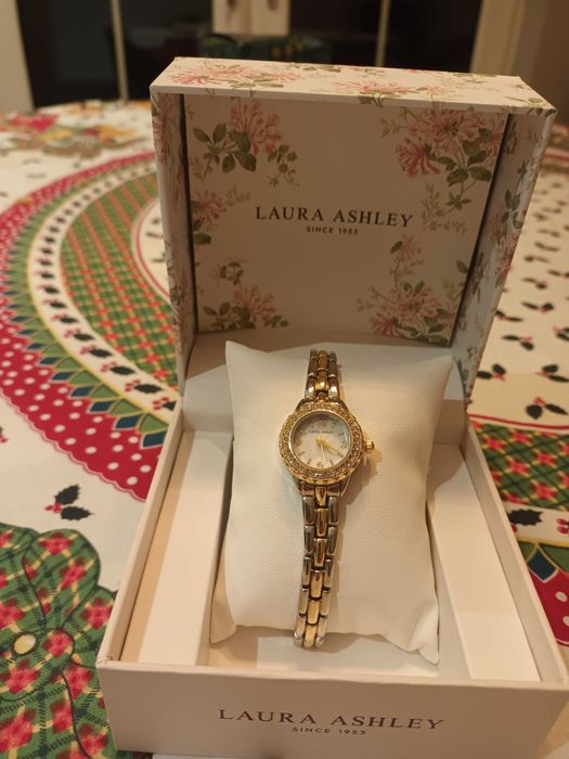 Relógio de senhora novo ainda na caixa ,muito bonito e elegante