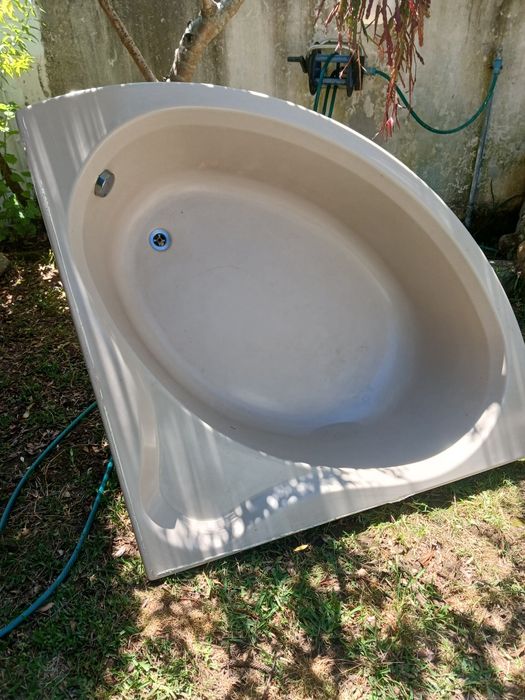 Louça de casa de banho usada com torneiras