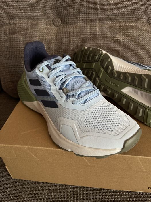 Продам жіночі трейлові кросівки Adidas