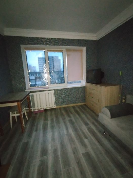 Комунальна квартира в оренду — метро 15 хв, для 1–2 осіб.