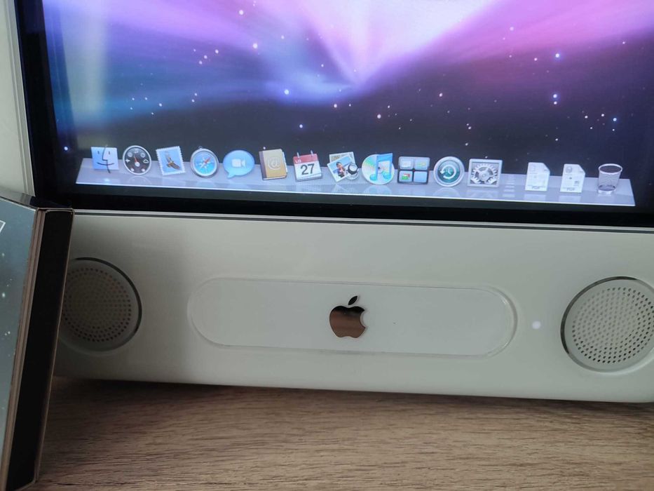 Komputer Apple eMac PowerPC G4 1Ghz 40GB 512 RAM ATI Radeon 7500
