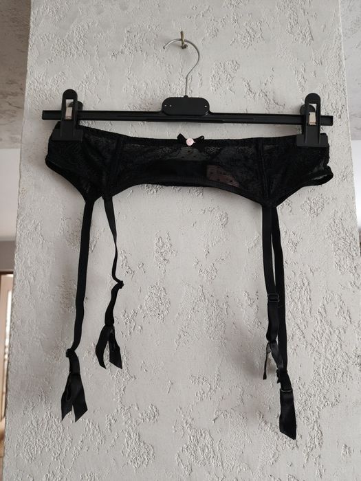 Pas do pończoch z koronką z pionowymi fiszbinami rozm L. Hunkemoller.
