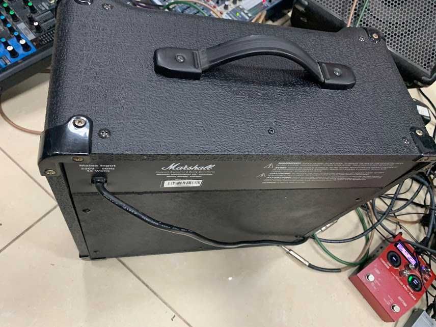 Продам комбик Marshall MG15 CDR. В хорошому стані.