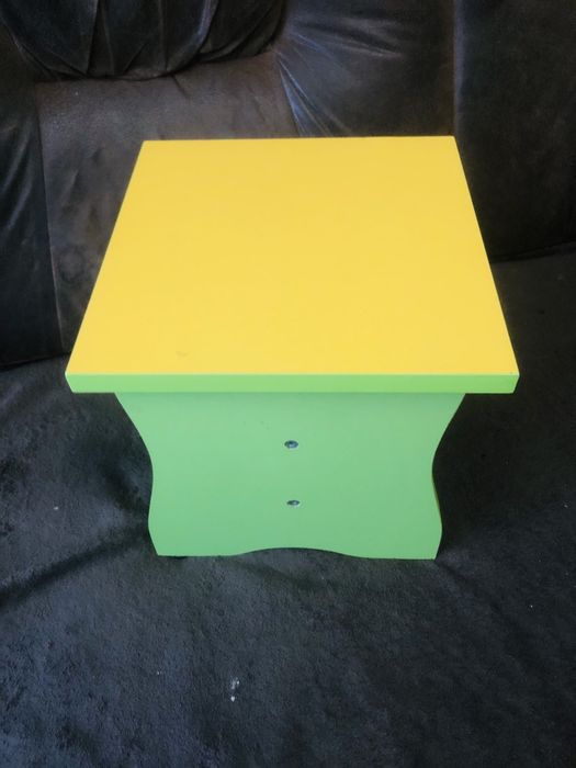 Дитячі стільці табуретки