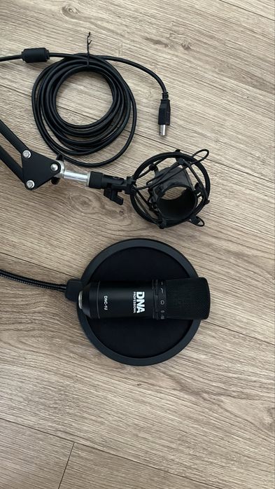 Mikrofon pojemnościowy DNA DNC-1U z koszykiem, statywem i popfiltrem