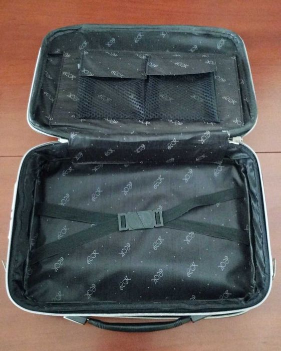 Mala preta de transporte de mão, com frisos em branco