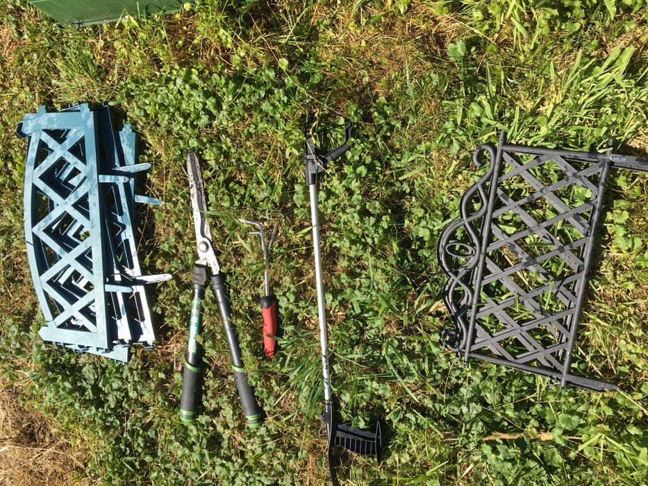 13-pomocnikow ogrodowych,duza donica,  nozyce, 2 siekiery, pila i inne