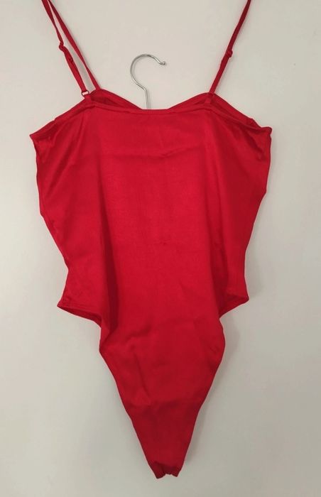 Czerwone satynowe body.
