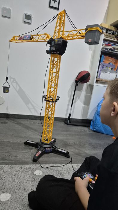 Duży dzwig sterowany