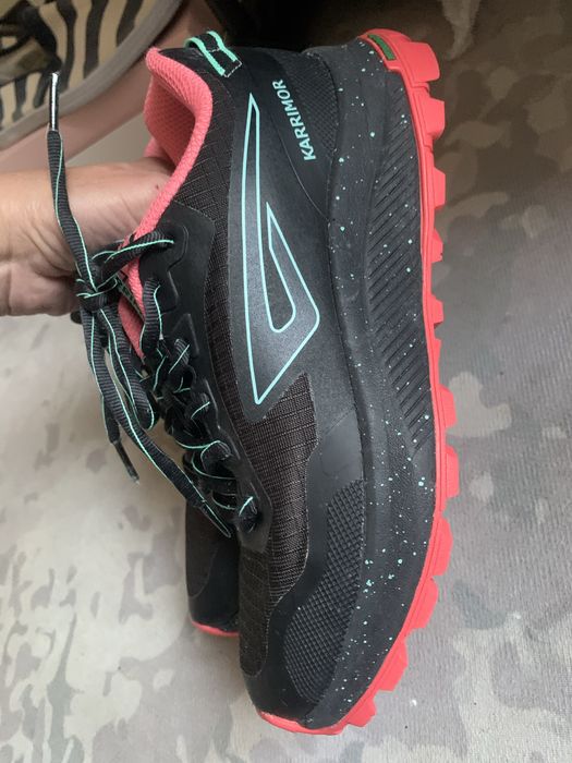 Стан новий.  женские кроссовки Karrimor Tempo 8 Trail Running Shoes в расцветке Black/Pink (черный с розовым и бирюзовыми элементами шнуровки