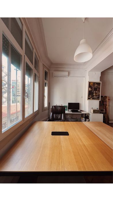 Desk on cowork / secretária em escritório partilhado