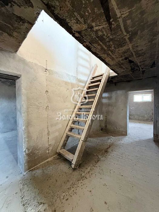 Будинок, 2 поверхи, ділянка — 0,8 га. с. Гавронщина, Макарівський р-н