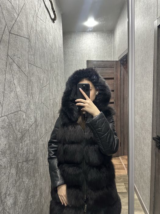 Чорна шуба з натурального хутра, відмінний стан.