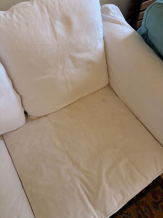 Sofá branco IKEA de 3 lugares.