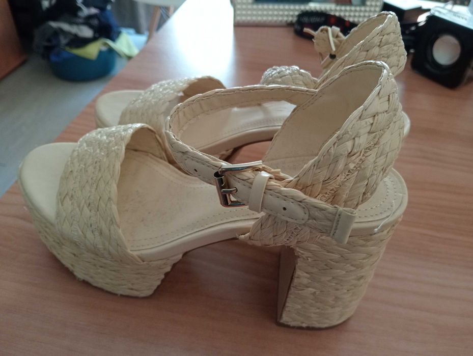 Sandálias da Bershka