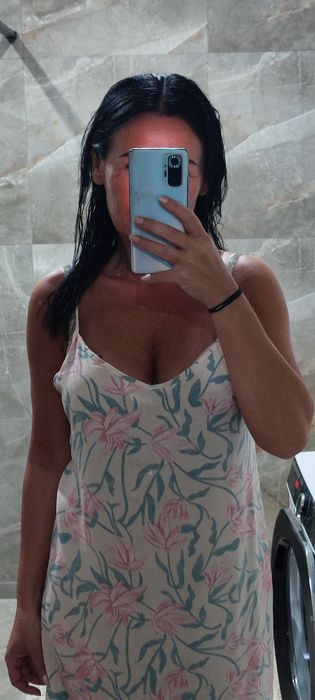 Koszula nocna na ramiączkach – lekka, oddychająca, w kwiaty