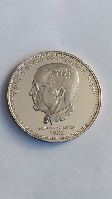 Moedas de 100 patacas. Diversos valores