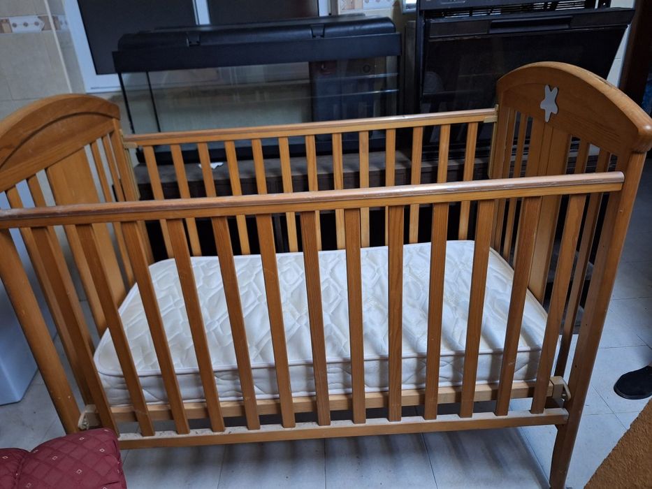 Cama de madeira para bebé
