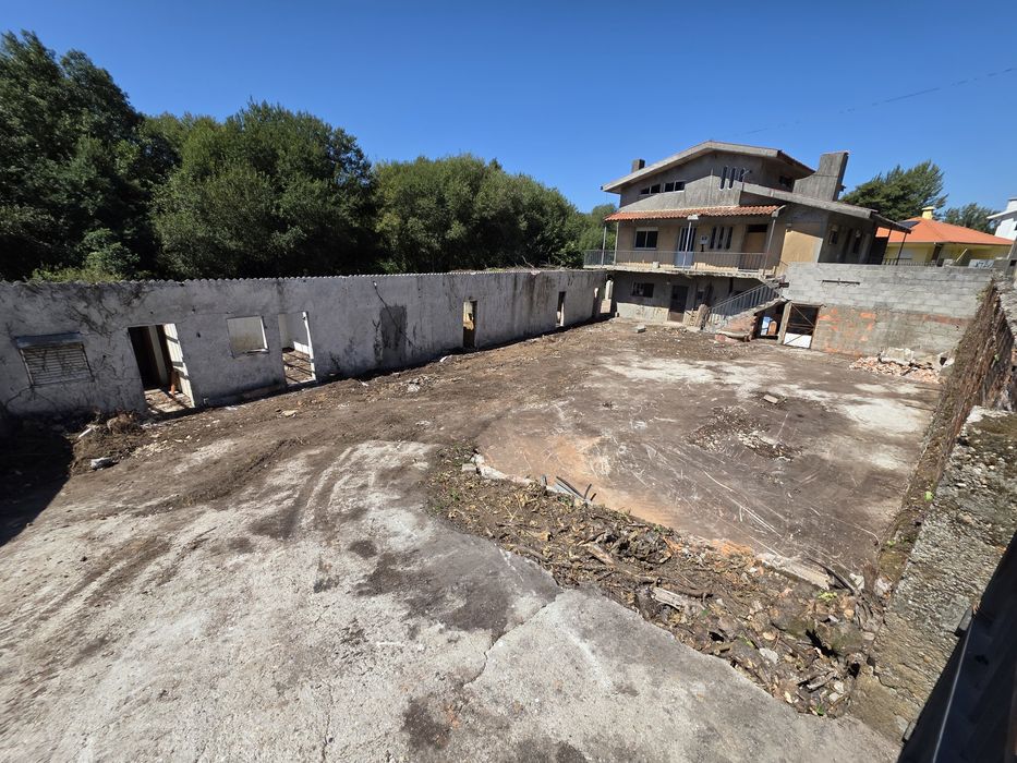 Vendo ou permuto moradia  isolada 3460m2 terreno  e anexos  com 100m2 junto a São João da Madeira