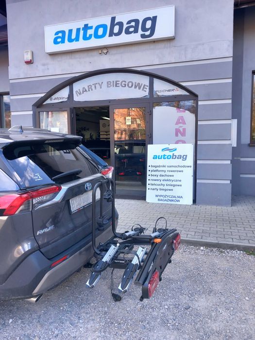 Thule VeloSpace v3 bagażnik na hak na 4 rowery. Zakres odchylania pozwala na otwarcie klapy w samochodach typu VW T5 , WV T6 , WV Caddy