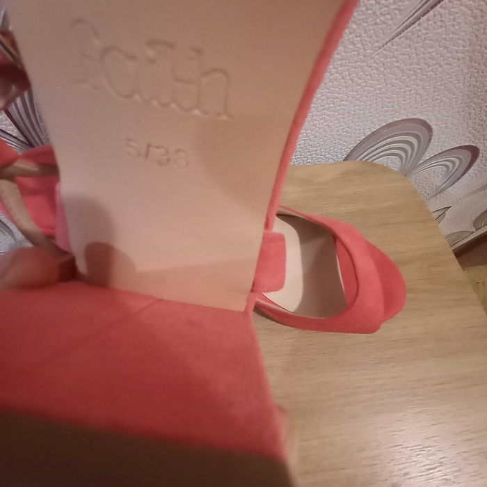 Босоніжки брендові рожеві замшеві на каблуку , р.38