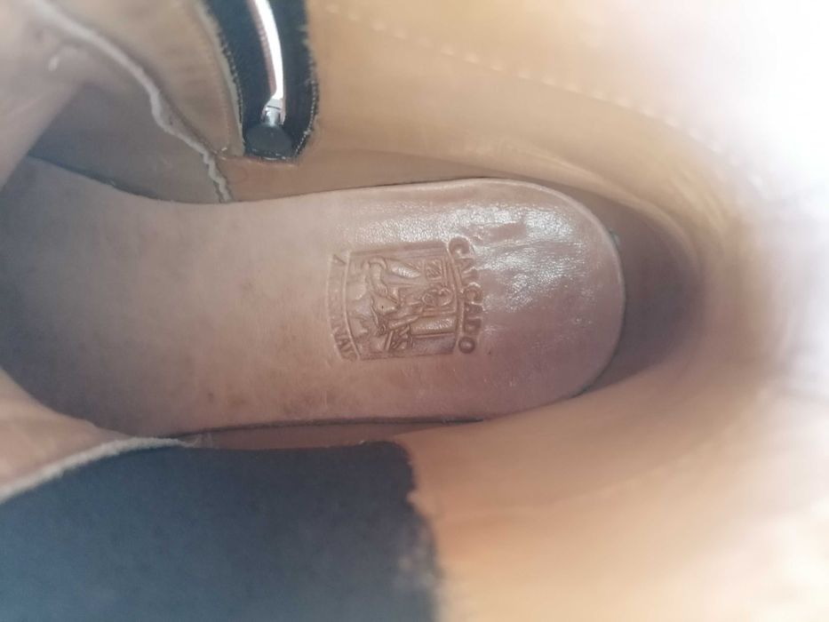 Botas em pele castanha