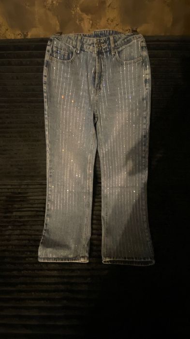 Jeansy damskie z mieniącymi kamieniami