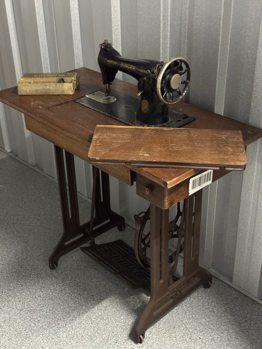 Máquina de costura antiga Singer com mesa