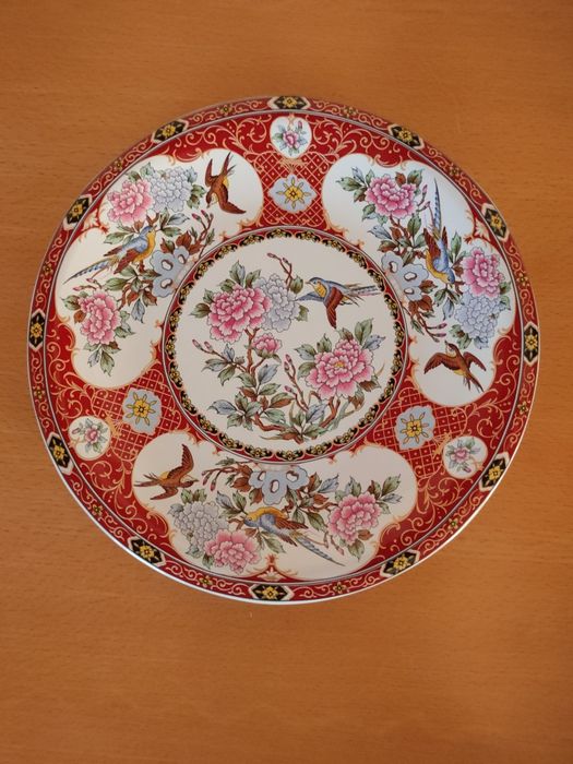 Conjunto de pratos em porcelana japonesa.