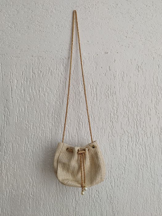 Beżowa torebka listonoszka a'la worek na złotym łańcuszku