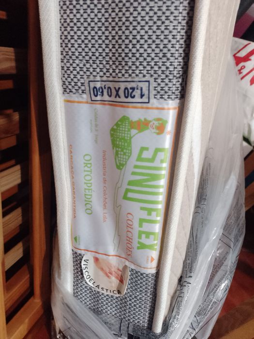 Berço de madeira com rodas e colchão- Bébécar