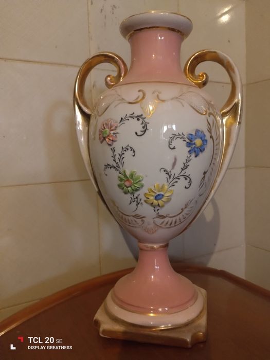 Lindíssima jarra com flores a sobressair da peça