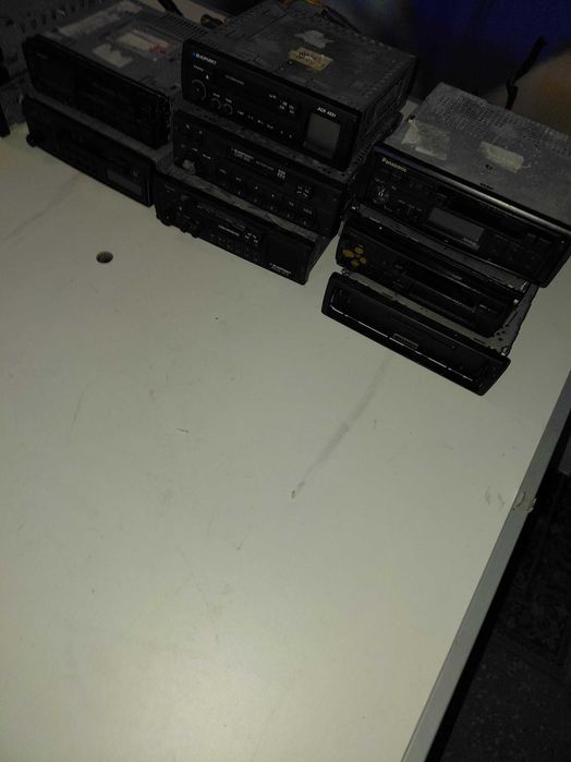 Wyprzedaż garażowa, stare radia niesprawne